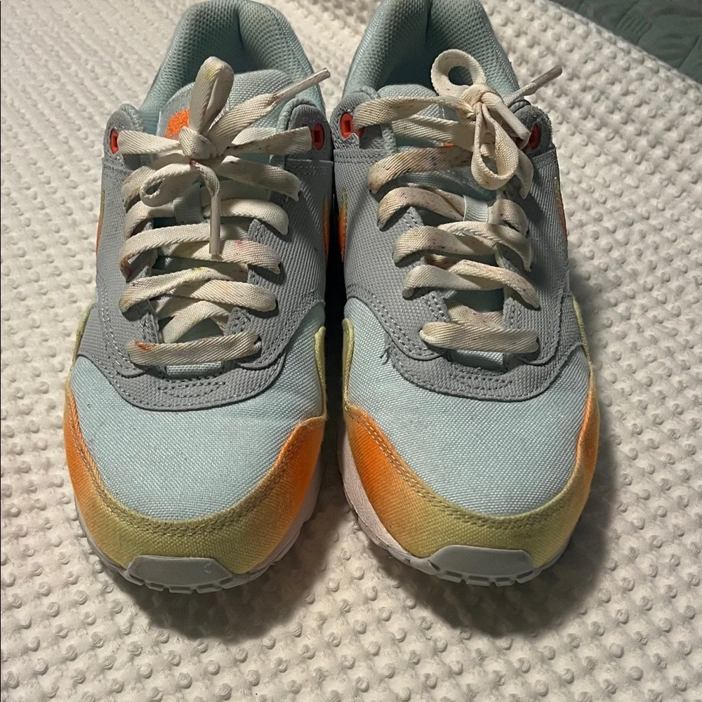 Nike Air Max women’s 8 / kids 6.5 with Orange and Blue Accents - Picture 4 of 5